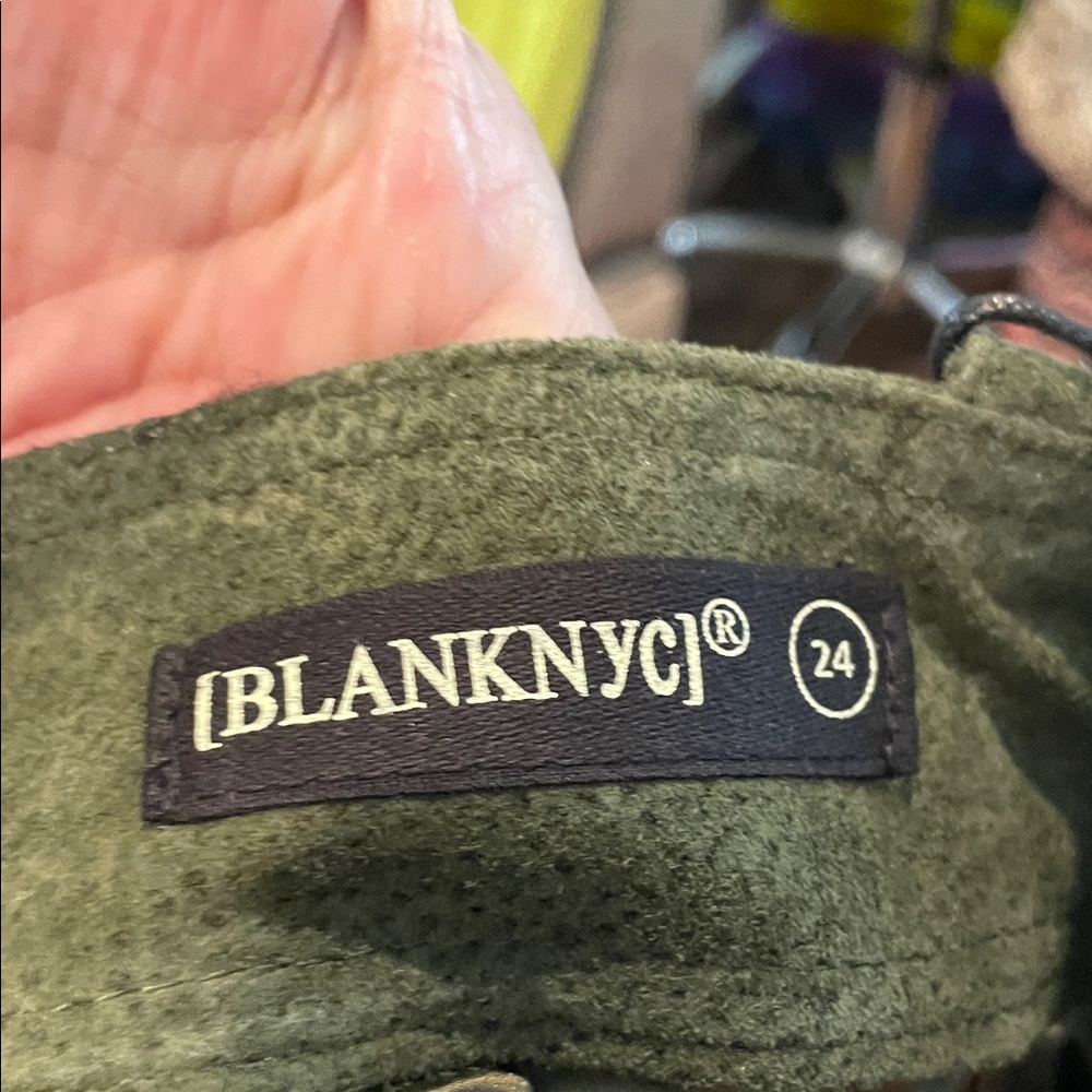 Blank NYC Olive 🫒 Green Suede Women's Cargo Shorts - Picture 3 of 3